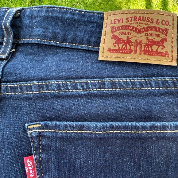 Levi's 711 Navy Skinny Jeans Size 26. Used. Excellent condition. Smoke free home - Picture 3 of 8